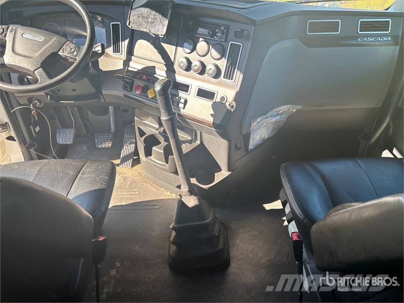 Freightliner Cascadia 126 6x4 T/A Sleeper Truck Tractor (Inoper Nyergesvontatók