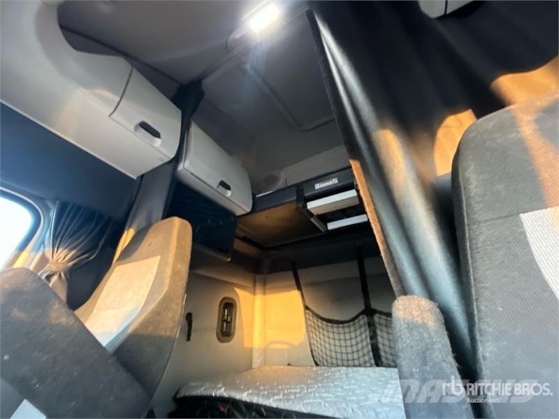 Freightliner Cascadia 126 6x4 T/A Sleeper Truck Tractor Tegljači