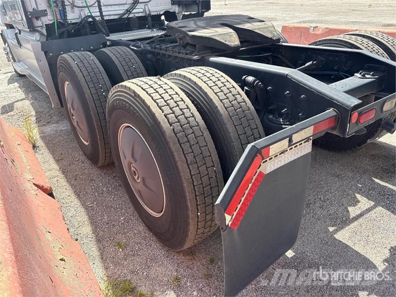 Freightliner Cascadia 126 6x4 T/A Sleeper Truck Tractor Vlačilci