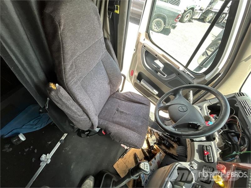 Freightliner Cascadia 125 6x4 Tri/A Day Cab Truck Tractor (Glid Nyergesvontatók