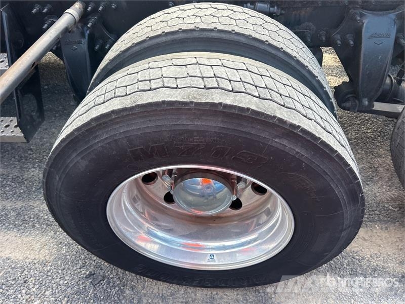 Freightliner Cascadia 126 6x4 T/A Sleeper Truck Tractor وحدات الجر
