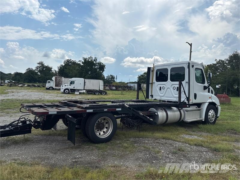 Freightliner Cascadia 113 Camiones portavehículos