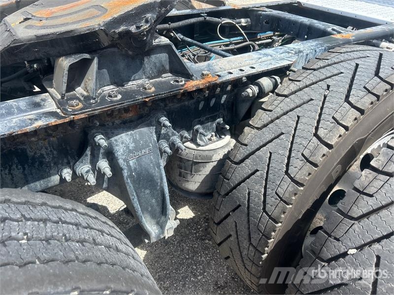 Freightliner Cascadia 125 6x4 T/A Sleeper Truck Tractor 中古トラクターヘッド | トレーラーヘッド
