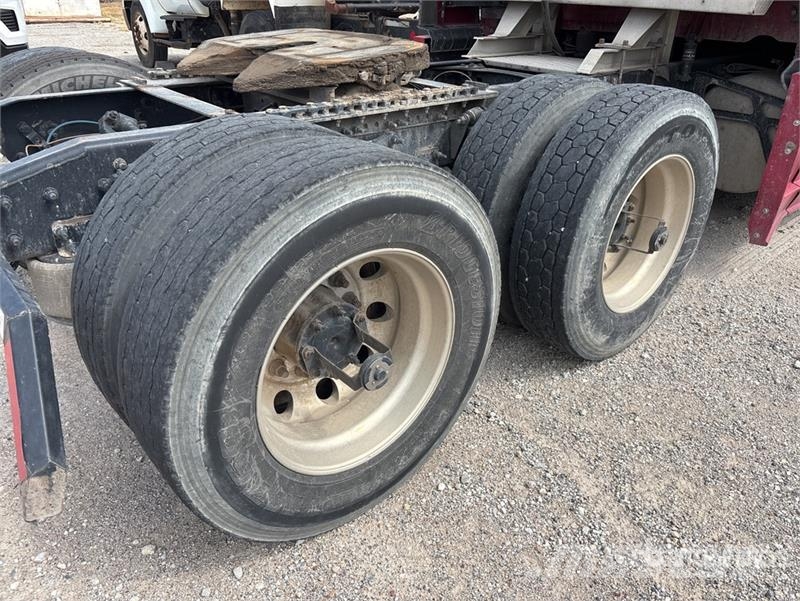 Freightliner Cascadia 126 6x4 T/A Sleeper Truck Tractor Vlačilci