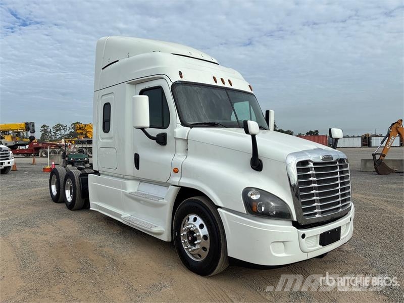 Freightliner Cascadia 125 6x4 T/A Sleeper Truck Tractor Vlačilci
