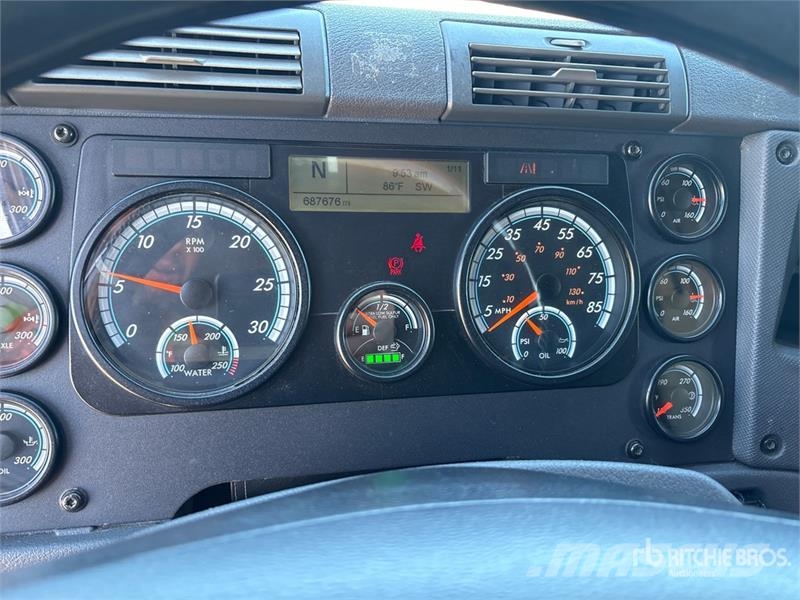 Freightliner Cascadia 125 6x4 T/A Sleeper Truck Tractor Тягачі