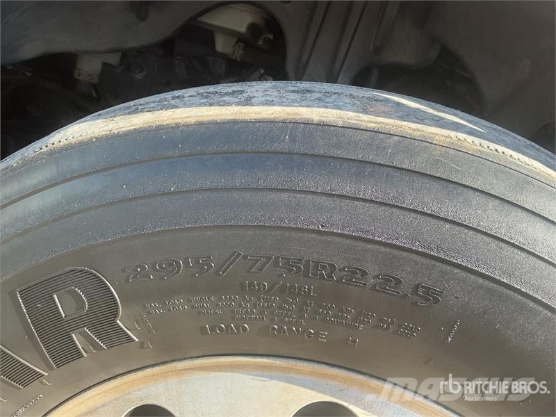Freightliner Cascadia 125 6x4 T/A Sleeper Truck Tractor 中古トラクターヘッド | トレーラーヘッド