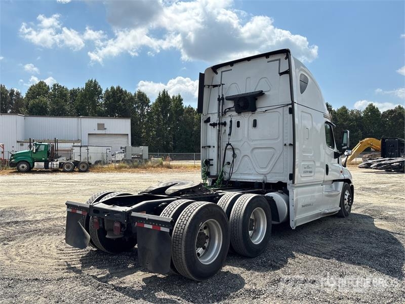 Freightliner Cascadia 125 6x4 T/A Sleeper Truck Tractor Tegljači