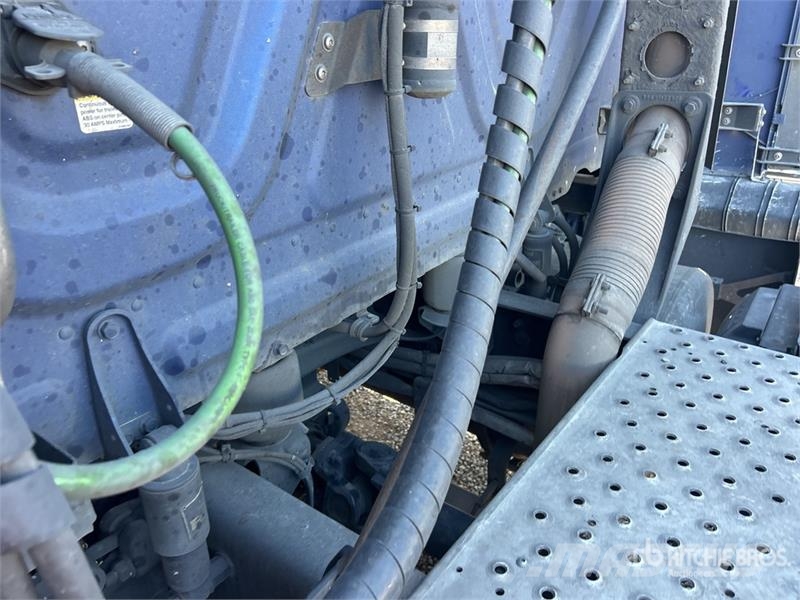 Freightliner Cascadia 126 6x4 T/A Sleeper Truck Tractor Tegljači