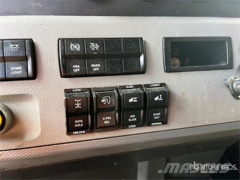 Freightliner Cascadia 126 6x4 T/A Sleeper Truck Tractor (Inoper Тягачі