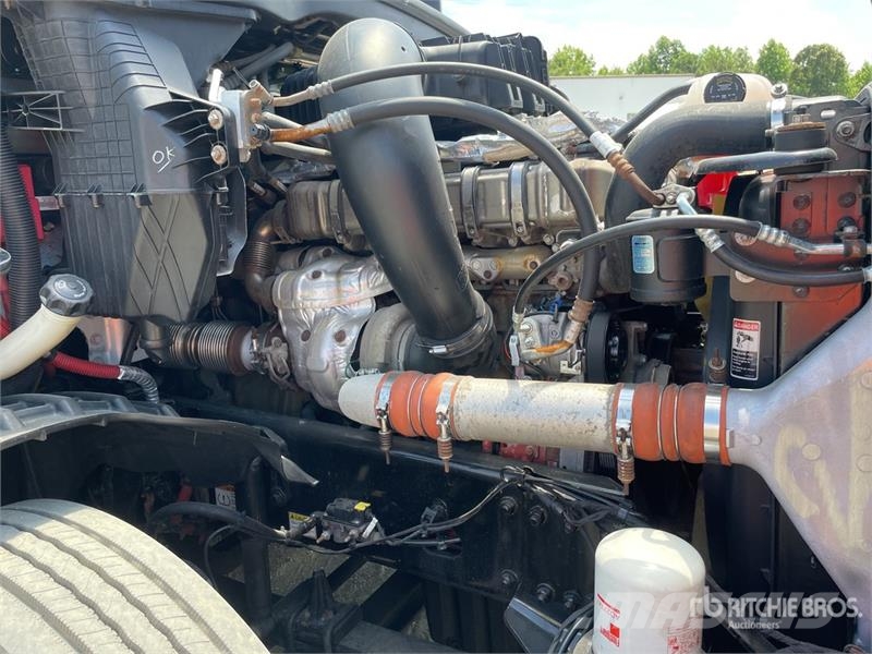 Freightliner Cascadia 126 6x4 T/A Sleeper Truck Tractor (Inoper Седельные тягачи