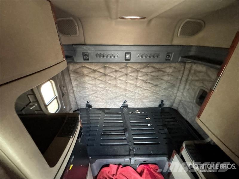 Freightliner Cascadia 125 6x4 T/A Sleeper Truck Tractor 中古トラクターヘッド | トレーラーヘッド