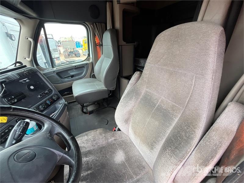 Freightliner Cascadia 125 6x4 T/A Sleeper Truck Tractor Sadulveokid