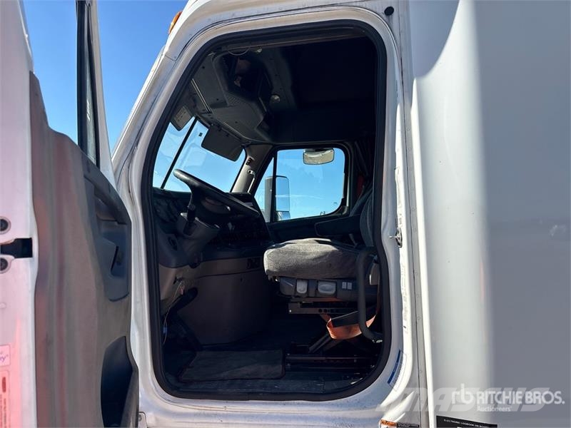 Freightliner Cascadia 125 T/A Sleeper Truck Tractor Vilcēji