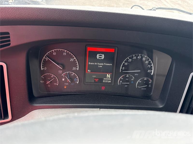 Freightliner Cascadia 126 6x4 T/A Sleeper Truck Tractor Vlačilci