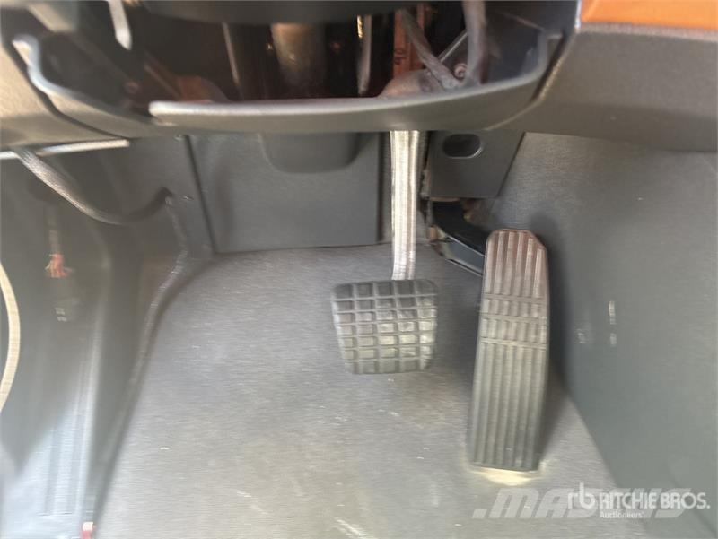 Freightliner Cascadia 126 T/A Sleeper Truck Tractor Tractor Units