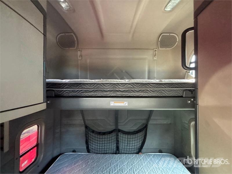 Freightliner Cascadia 125 6x4 T/A Sleeper Truck Tractor (Inoper Vilcēji