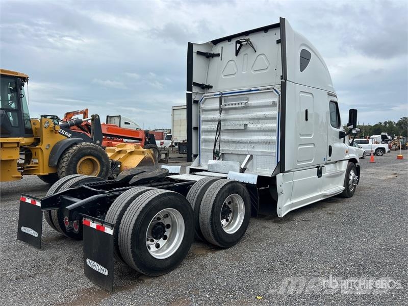 Freightliner Cascadia 125 6x4 T/A Sleeper Truck Tractor Vilcēji