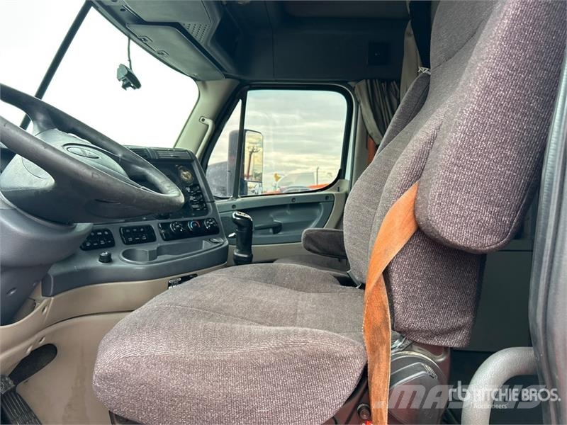 Freightliner Cascadia 125 6x4 T/A Sleeper Truck Tractor Vilcēji