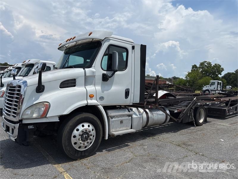 Freightliner Cascadia 113 Camiones portavehículos