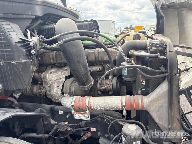 Freightliner Cascadia 126 6x4 T/A Sleeper Truck Tractor (Inoper Тягачі