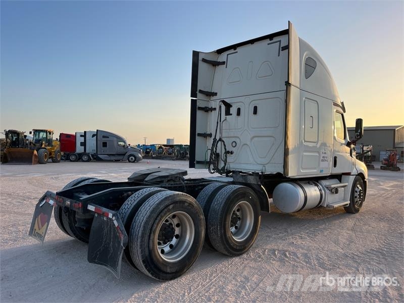 Freightliner Cascadia 126 6x4 T/A Sleeper Truck Tractor Tegljači