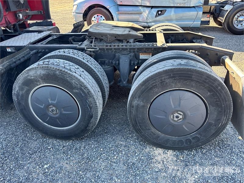 Freightliner Cascadia 126 6x4 T/A Sleeper Truck Tractor Sattelzugmaschinen
