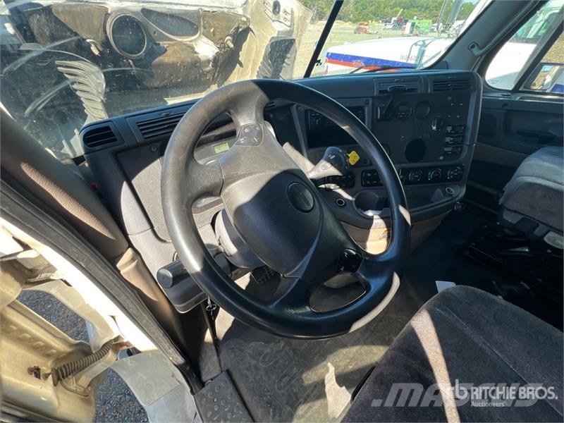 Freightliner Cascadia 6x4 T/A Sleeper Truck Tractor Vlačilci