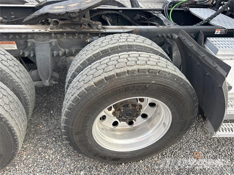 Freightliner Cascadia 126 6x4 T/A Sleeper Truck Tractor Vilcēji