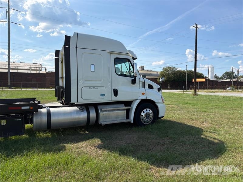 Freightliner Cascadia 113 6x4 Sleeper Car Carrier Truck مركبات النقل