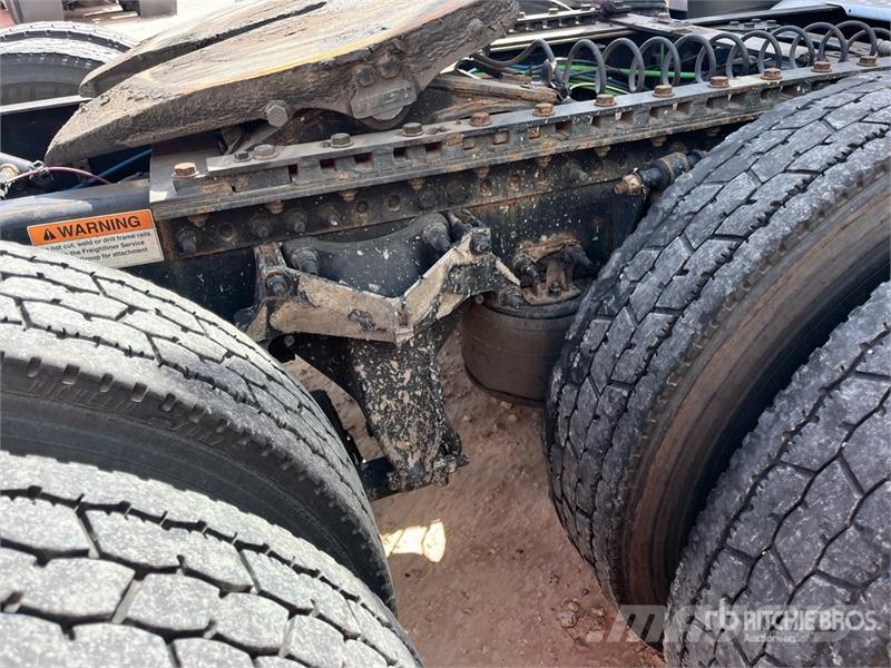 Freightliner Cascadia 126 6x4 T/A Sleeper Truck Tractor Седельные тягачи
