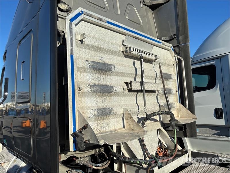 Freightliner Cascadia 126 6x4 T/A Sleeper Truck Tractor وحدات الجر