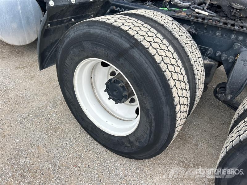 Freightliner Cascadia 126 6x4 T/A Sleeper Truck Tractor Tractor Units