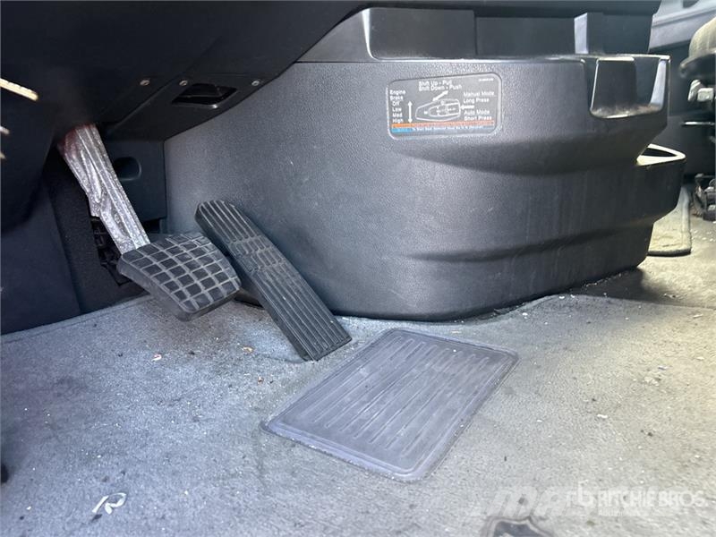 Freightliner Cascadia 126 6x4 T/A Sleeper Truck Tractor وحدات الجر