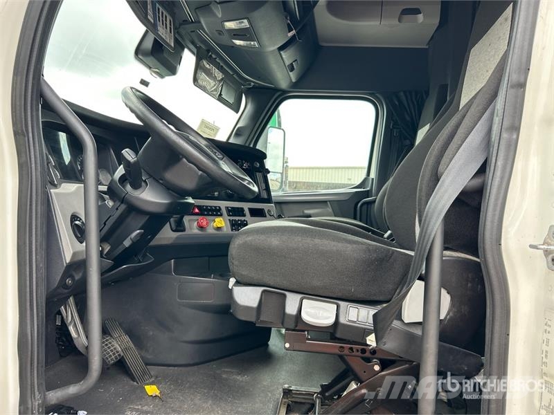 Freightliner Cascadia 126 6x4 T/A Sleeper Truck Tractor Nyergesvontatók