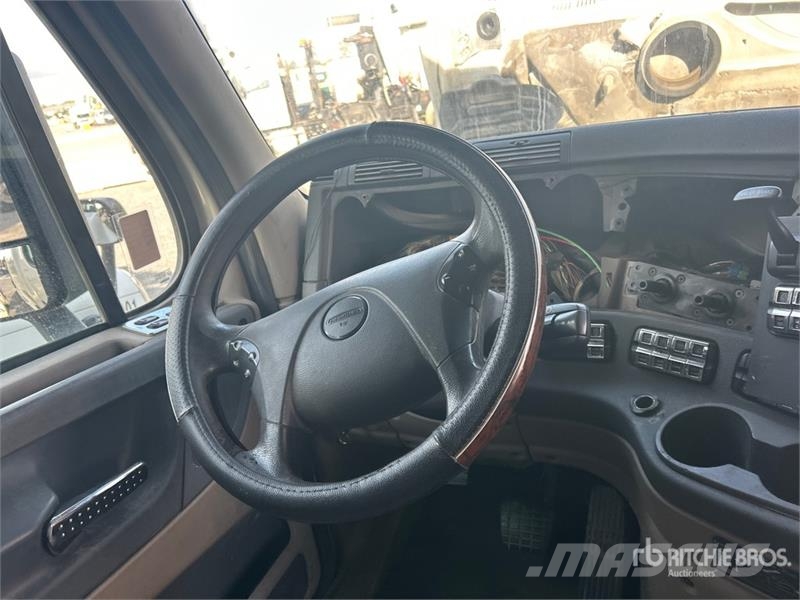 Freightliner Cascadia 125 6x4 T/A Sleeper Truck Tractor (Inoper وحدات الجر