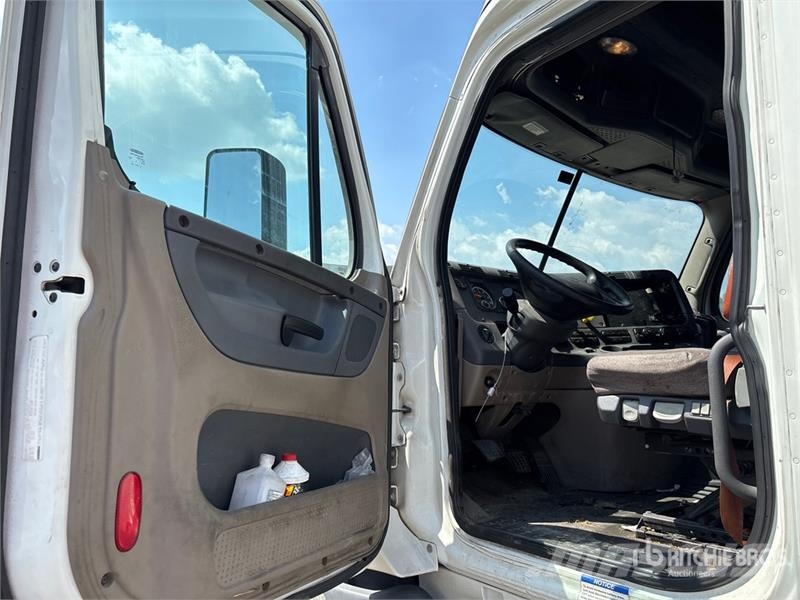 Freightliner Cascadia 125 6x4 T/A Sleeper Truck Tractor Naudoti vilkikai