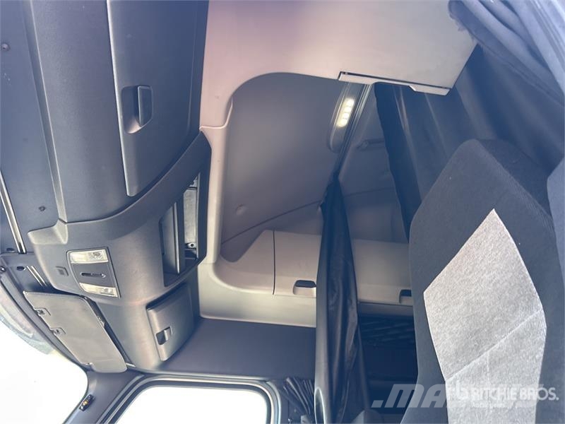 Freightliner Cascadia 126 6x4 T/A Sleeper Truck Tractor وحدات الجر