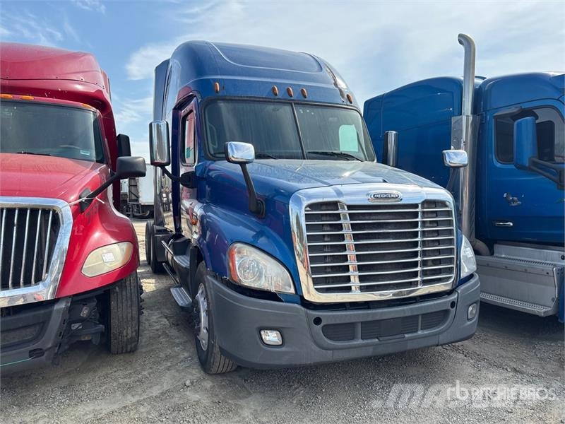 Freightliner Cascadia 125 6x4 T/A Sleeper Truck Tractor (Inoper Vilcēji