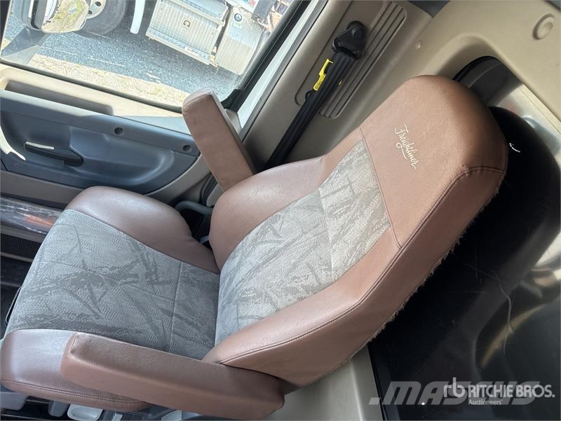Freightliner Cascadia 113 Camiones portavehículos