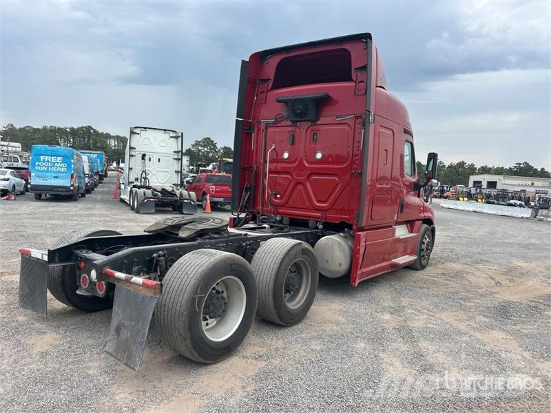 Freightliner Cascadia 125 6x4 T/A Sleeper Truck Tractor Sattelzugmaschinen