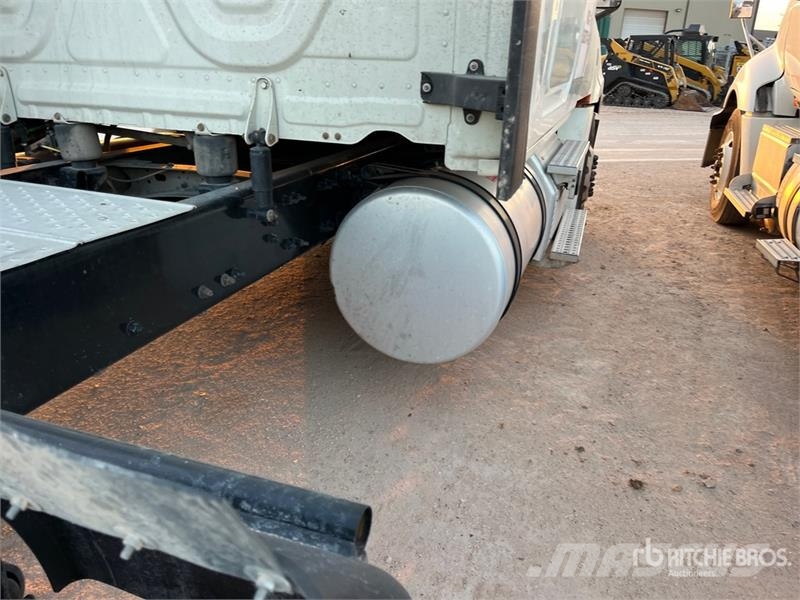 Freightliner Cascadia 126 6x4 T/A Sleeper Truck Tractor Tegljači