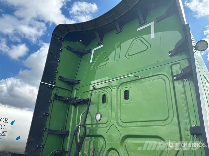 Freightliner Cascadia 126 6x4 T/A Sleeper Truck Tractor 中古トラクターヘッド | トレーラーヘッド