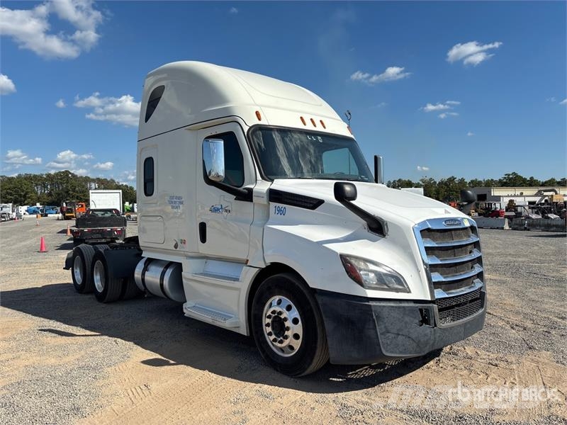 Freightliner Cascadia 126 6x4 T/A Sleeper Truck Tractor Tegljači