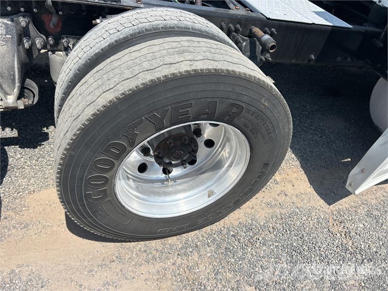 Freightliner Cascadia 126 6x4 T/A Sleeper Truck Tractor وحدات الجر