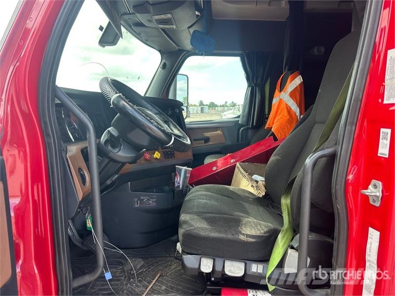 Freightliner Cascadia 126 6x4 T/A Sleeper Truck Tractor Nyergesvontatók