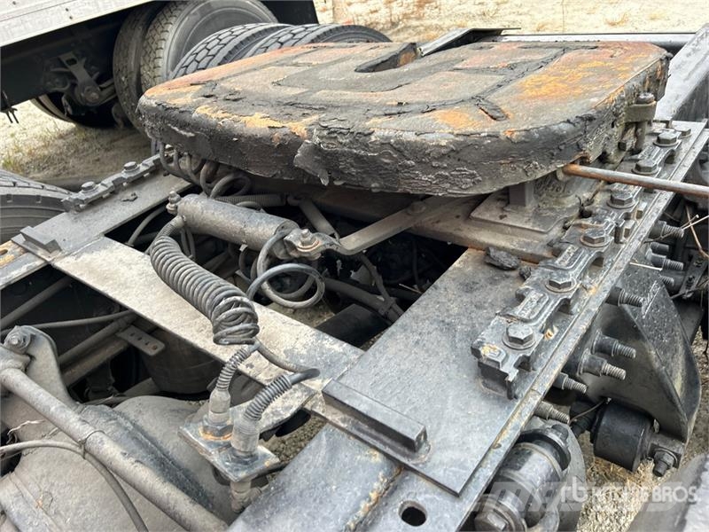 Freightliner Cascadia 125 6x4 T/A Sleeper Truck Tractor (Inoper Влекачи