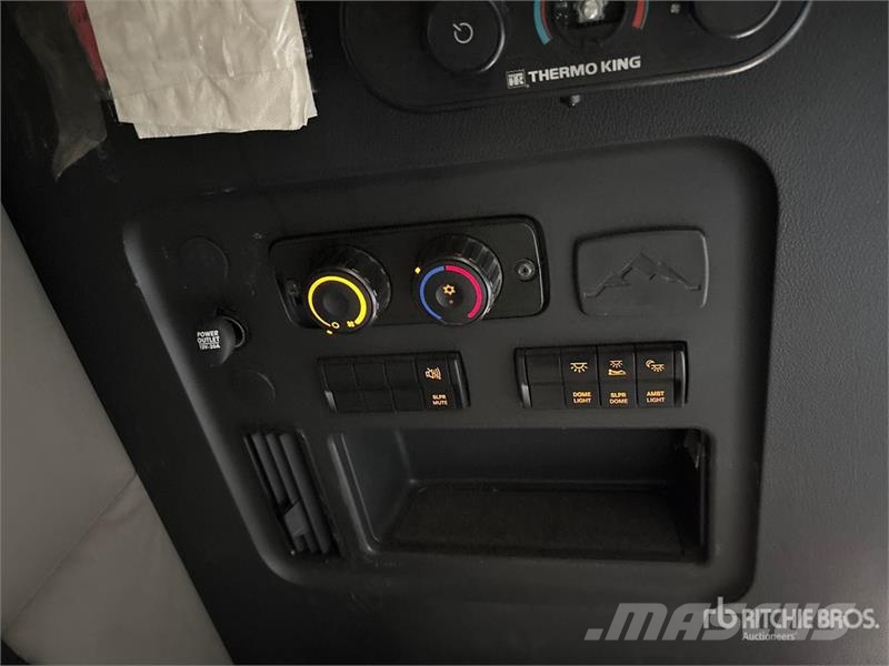 Freightliner Cascadia 126 6x4 T/A Sleeper Truck Tractor Sattelzugmaschinen