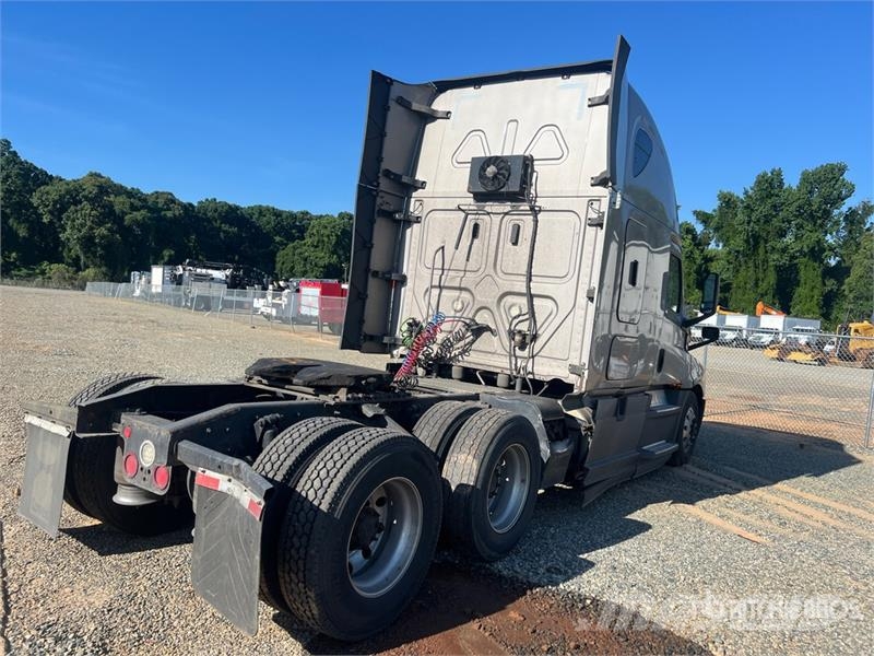 Freightliner Cascadia 126 6x4 T/A Sleeper Truck Tractor Vlačilci