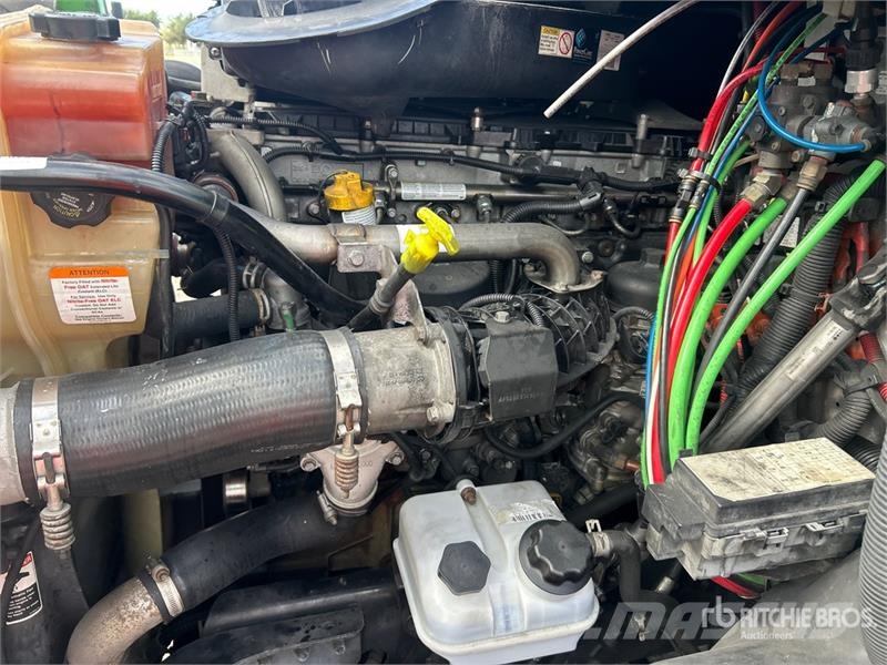 Freightliner Cascadia 113 中古トラクターヘッド | トレーラーヘッド